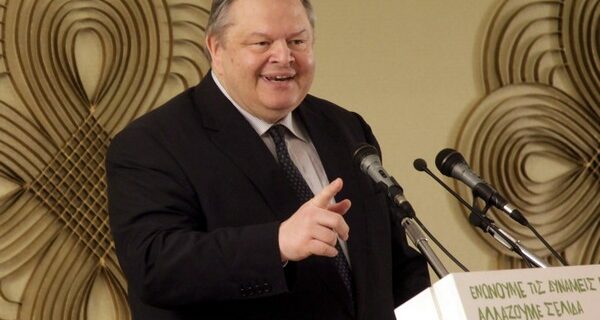 Ο Βενιζέλος επέστρεψε το γάντι στους… δελφίνους