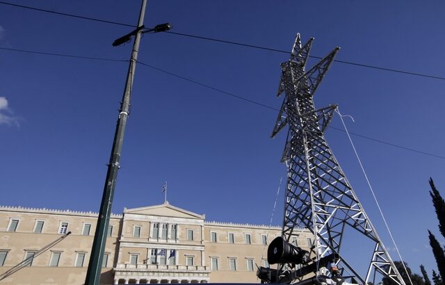 Κατεβάζουν τους διακόπτες για τη “μικρή ΔΕΗ”
