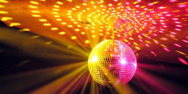 Μηχανή του Χρόνου: Η “μεγάλη απάτη” των ντισκοτέκ με τους διαγωνισμούς χορών