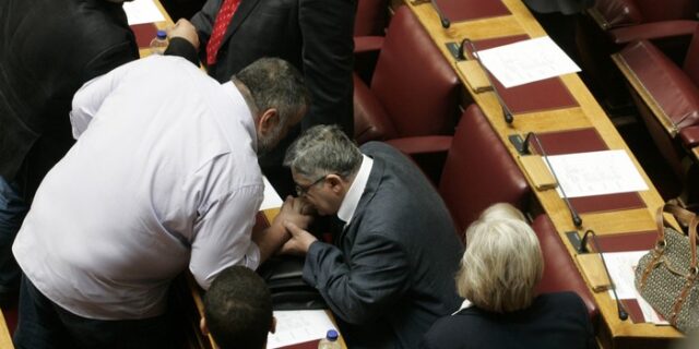 Γιατί ο Ν. Μιχαλολιάκος φίλησε το χέρι του Δ. Κουκούτση στη Βουλή