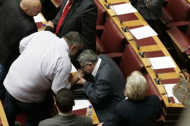 Γιατί ο Ν. Μιχαλολιάκος φίλησε το χέρι του Δ. Κουκούτση στη Βουλή