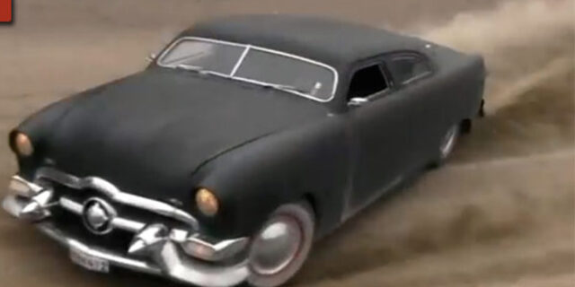 ΒΙΝΤΕΟ. Μια Ford Custom Deluxe Coupe του 1950 πηγαίνει μόνο με το πλάι …