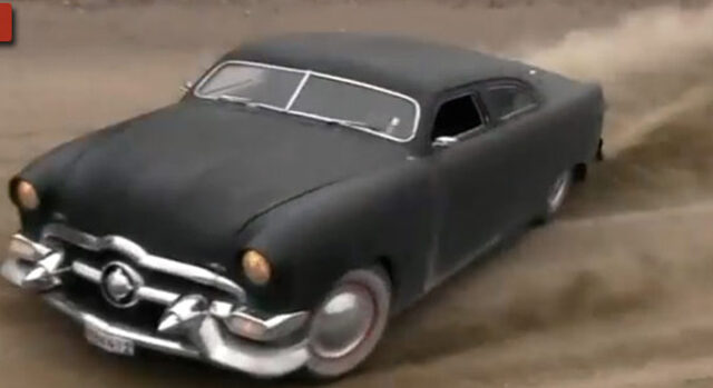 ΒΙΝΤΕΟ. Μια Ford Custom Deluxe Coupe του 1950 πηγαίνει μόνο με το πλάι …