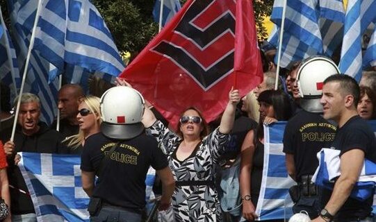 Οπαδοί της Χρυσής Αυγής έχουν περικυκλώσει τη Βουλή