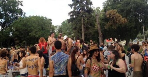 Πέταξαν τα ρούχα τους και πήραν το ποδήλατο στη Θεσσαλονίκη