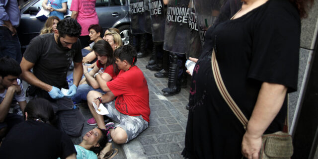 Συγκρούσεις έξω από το υπουργείο Οικονομικών. Τραυματίες καθαρίστριες και φωτορεπόρτερ από την επέμβαση της ΥΜΕΤ