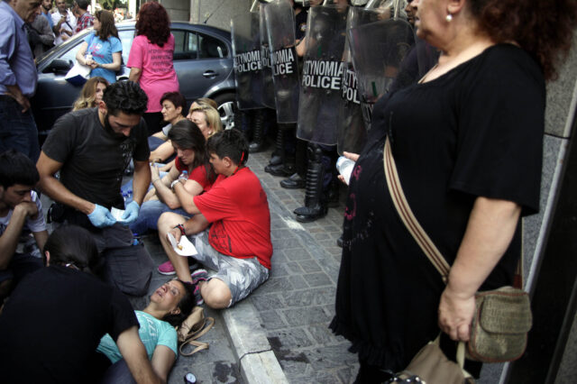 Συγκρούσεις έξω από το υπουργείο Οικονομικών. Τραυματίες καθαρίστριες και φωτορεπόρτερ από την επέμβαση της ΥΜΕΤ