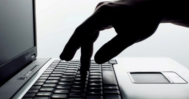 Έφτιαχνε προφίλ στο διαδίκτυο με προσωπικά στοιχεία από κλεμμένο laptop
