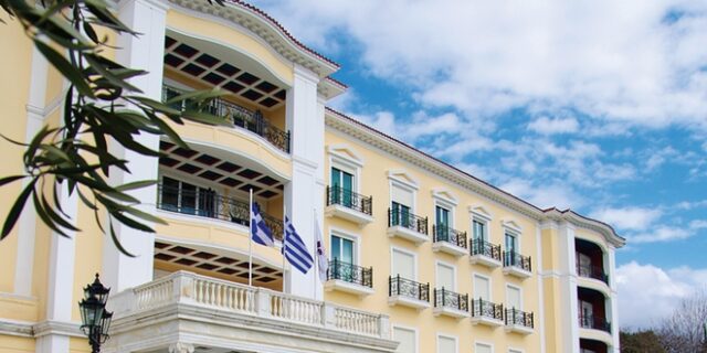 Έφοδος αγνώστων με βαριοπούλες στο σπίτι της οικογένειας Λάτση