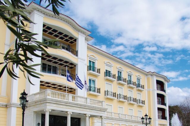 Έφοδος αγνώστων με βαριοπούλες στο σπίτι της οικογένειας Λάτση