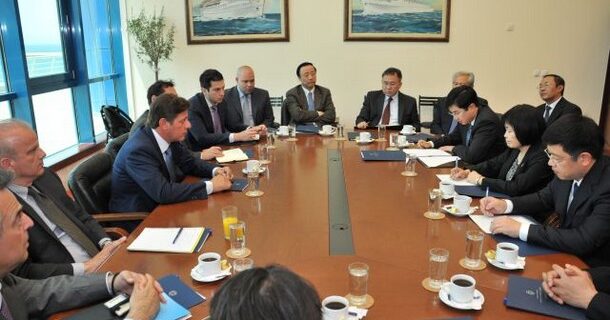 Συνάντηση Βαρβιτσιώτη-Cosco: “Να εμβαθυνθεί και να συνεχιστεί η συνεργασία των δύο χωρών”