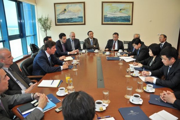 Συνάντηση Βαρβιτσιώτη-Cosco: “Να εμβαθυνθεί και να συνεχιστεί η συνεργασία των δύο χωρών”
