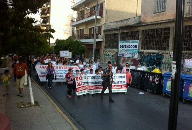Γονείς κλείνουν δημοτικά στη Νίκαια αντιδρώντας στις συγχωνεύσεις