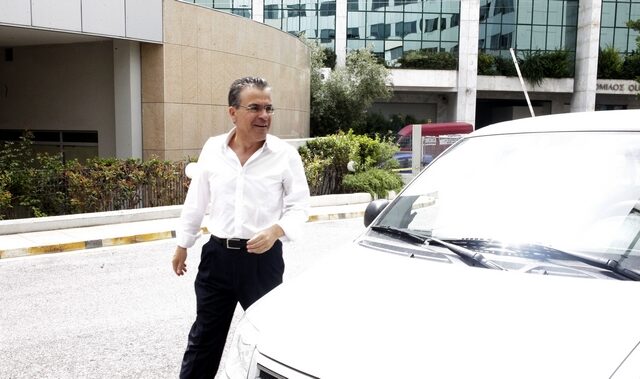 Αναδίπλωση Ντινόπουλου για τις εύκολες απολύσεις και τις υποχρεώσεις της Ελλάδας στην τρόικα