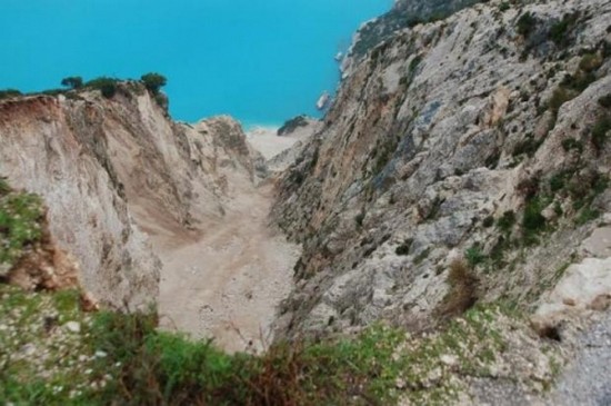 Έκλεισε ο δρόμος για την παραλία του Μύρτου. Έντονες αντιδράσεις κατοίκων