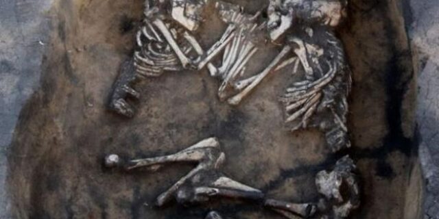 Μηχανή του Χρόνου: Ο γρίφος των αγκαλιασμένων σκελετών