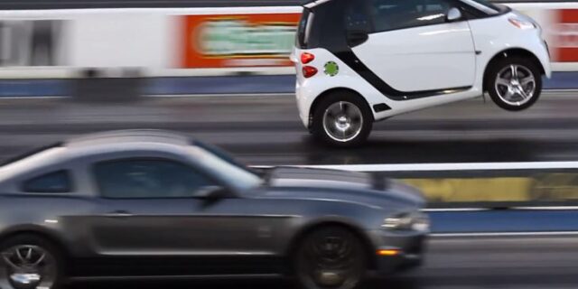 Το Smart For Two (κάνει και …σούζες) κόντρα στην Ford Mustang