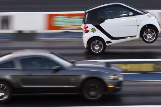 Το Smart For Two (κάνει και …σούζες) κόντρα στην Ford Mustang