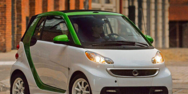 Smart fortwo electric drive. Το φορτίζεις στην πρίζα και πας για δουλειά