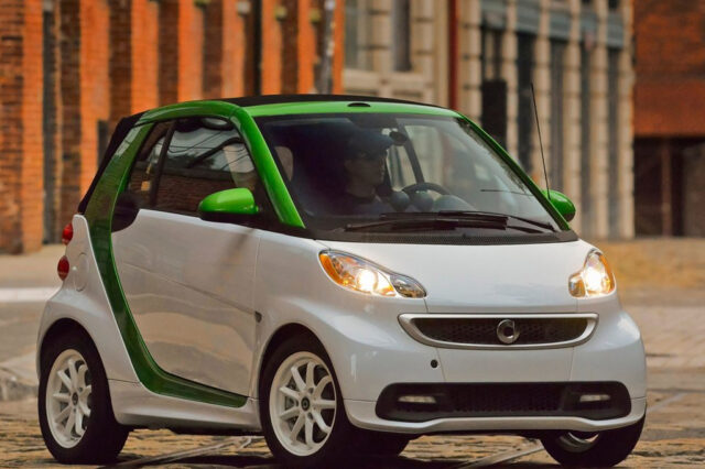 Smart fortwo electric drive. Το φορτίζεις στην πρίζα και πας για δουλειά