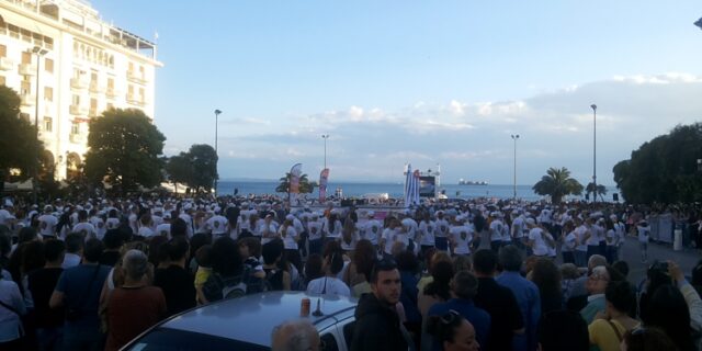 Θεσσαλονίκη: Σάλσα για ρεκόρ Γκίνες χόρεψαν 1102 άτομα στην πλατεία Αριστοτέλους