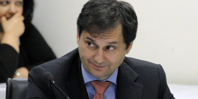 Η απομάκρυνση Θεοχάρη και η ανεξαρτησία των Θεσμών. Αυτή είναι η γνώμη μας