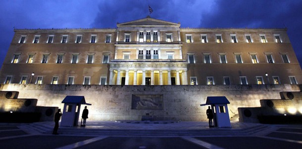 Σενάρια “μεγάλου συνασπισμού” στο παρασκήνιο. Τα διλήμματα Σαμαρά και οι εισηγήσεις για κάλπες