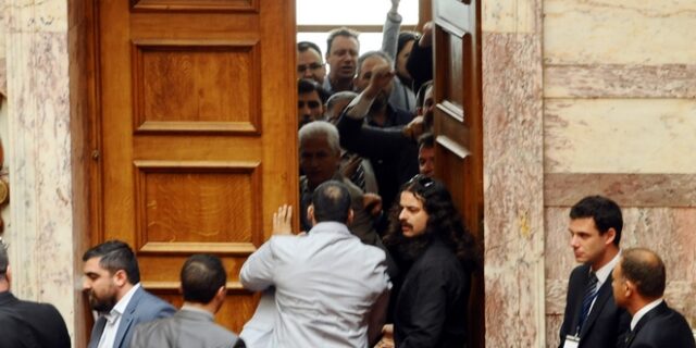 Βίντεο: Θλιβερές εικόνες στη Βουλή. Υποδοχή με συνθήματα