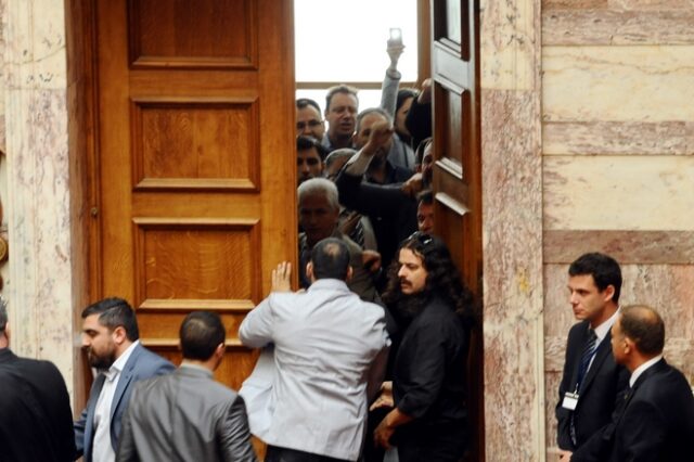 Βίντεο: Θλιβερές εικόνες στη Βουλή. Υποδοχή με συνθήματα