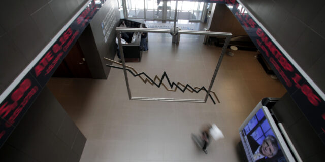 Το ρωσικό εμπάργκο “βύθισε” το Χρηματιστήριο Αθηνών