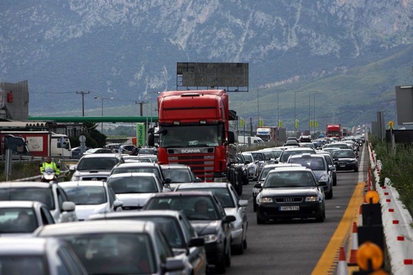 Καραμπόλα αυτοκινήτων στην ΕΟ Αθηνών – Λαμίας. Ουρά χιλιομέτρων