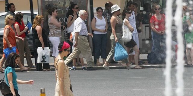 Ευρωβαρόμετρο: 7 στους 10 Έλληνες θεωρούν κακή την κατάσταση του νοικοκυριού τους