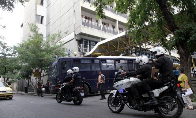Σε ειδικό θάλαμο στο νοσοκομείο Κορυδαλλού Ν. Μαζιώτης. “Επαναστάτης” δήλωσε στον ανακριτή