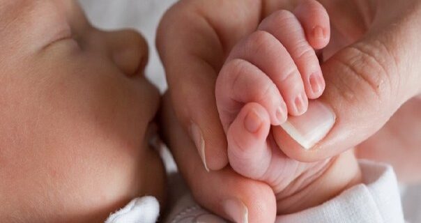 Βίντεο: 8 μηνών μωράκι με όγκο στον εγκέφαλο, θεραπεύτηκε με τη χρήση… χασισέλαιου