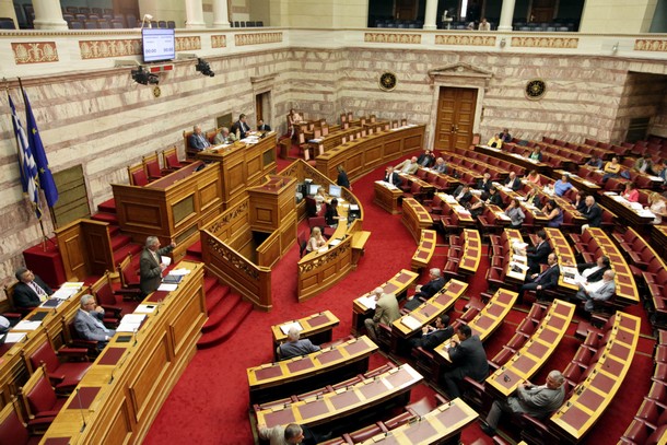 Βουλή: Σε υψηλούς τόνους η συζήτηση του νομοσχεδίου για τη “μικρή” ΔΕΗ