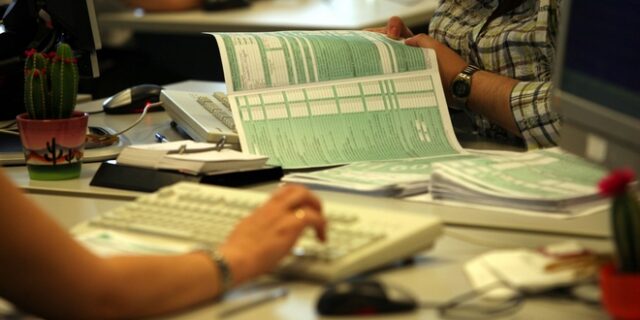 Ώρα μηδέν για τα νοικοκυριά: Φόροι 3,5 δισ. ευρώ με τα εκκαθαριστικά