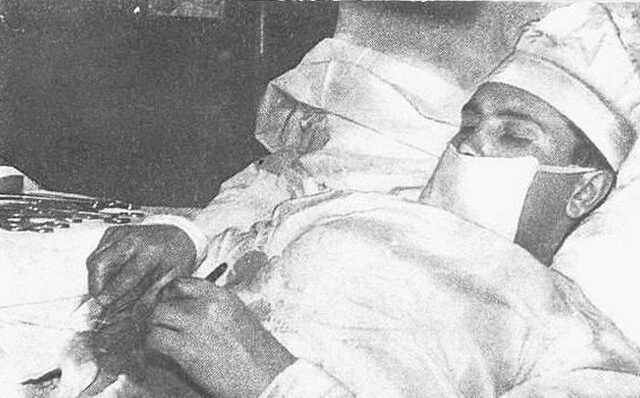 Χειρούργησε μόνος του, τον εαυτό του, δίχως αναισθησία