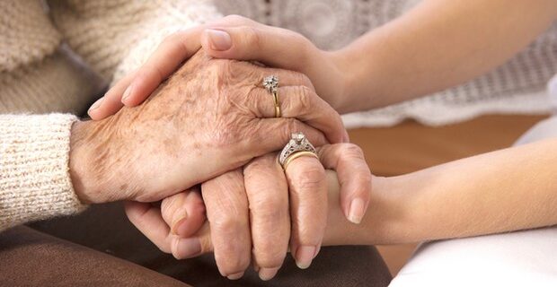 Απεβίωσε 56χρονη τετραπληγική με τα παιδιά της να καταγγέλλουν πως η ΔΕΗ έκοψε το ρεύμα λόγω χρέους