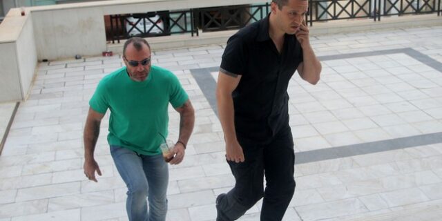 Κλήσεις σε συμπληρωματικές απολογίες για Κασιδιάρη και Μίχο