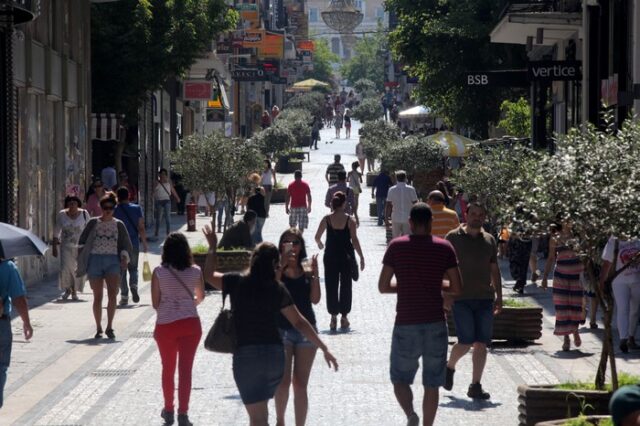 Διαψεύδει η κυβέρνηση για καταστήματα ανοιχτά όλες τις Κυριακές