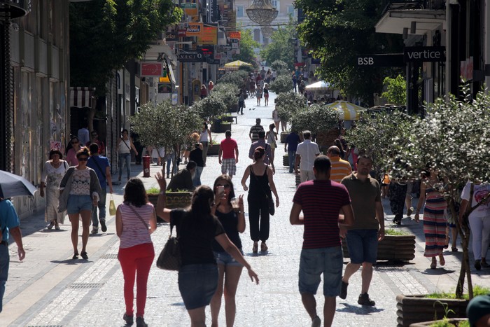 Διαψεύδει η κυβέρνηση για καταστήματα ανοιχτά όλες τις Κυριακές