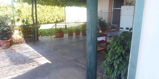 Κολόνα της ΔΕΗ σε βεράντα σπιτιού