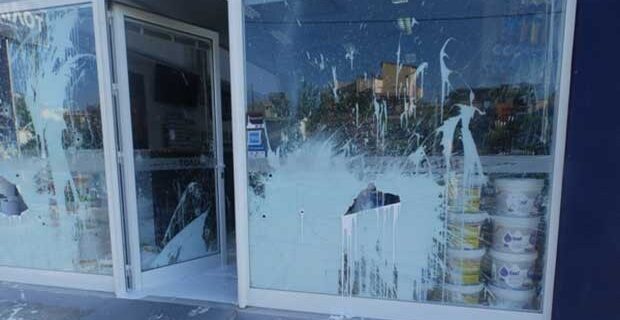 “Γάζωσαν” με σφαίρες κατάστημα πώλησης χρωμάτων