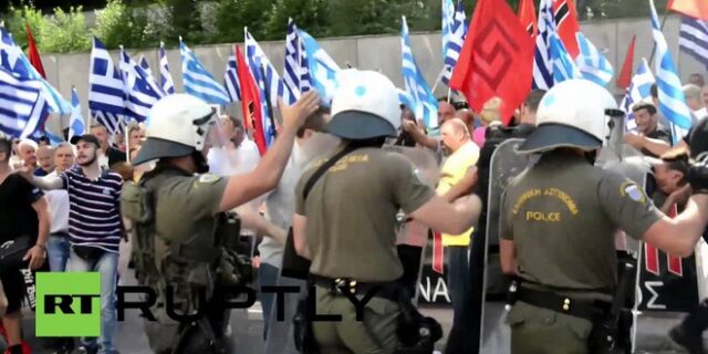 Βίντεο: Μέλη της Χρυσής Αυγής χτυπάνε άνδρες των ΜΑΤ