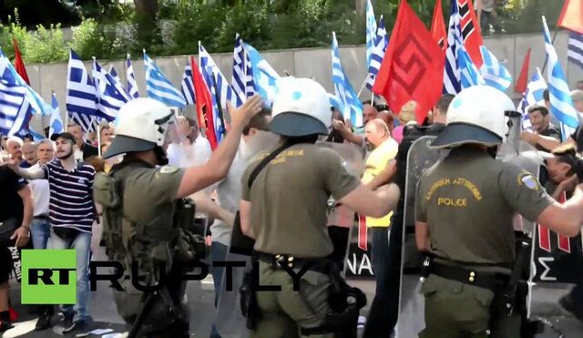 Βίντεο: Μέλη της Χρυσής Αυγής χτυπάνε άνδρες των ΜΑΤ