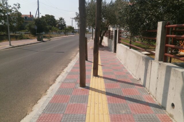 Γκάφα ολκής στη Ξάνθη: Κίνδυνος θάνατος για τους τυφλούς! Τοποθέτησαν κολόνα της ΔΕΗ πάνω στη… διάβαση
