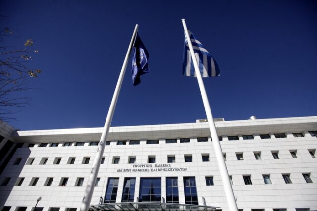 Κουκουλοφόροι εισέβαλαν στο υπ. Παιδείας και προκάλεσαν ζημιές