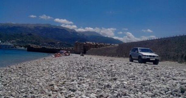 “Αγκαλιά” με το αυτοκίνητο και στην παραλία