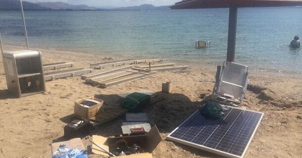 Λουόμενοι εμπόδισαν την τοποθέτηση συστήματος πρόσβασης αναπήρων στη θάλασσα