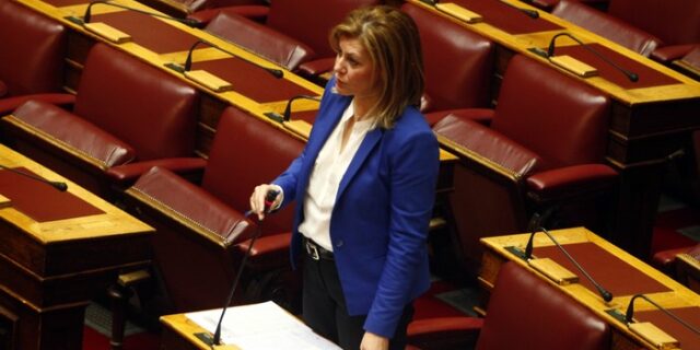 Ανοικτά την Κυριακή: Η Φεβρωνία τα βάζει με Γιακουμάτο, ο Χατζηδάκης υπερασπίζεται το μέτρο και ο Μάξιμος ανακατεύει πάλι το θέμα με το γάλα